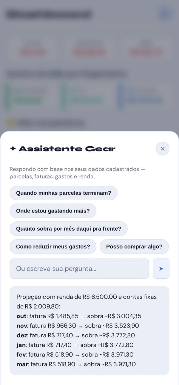 Assistente Gear respondendo quanto sobra por mês nos próximos seis meses, com base na renda e nas faturas